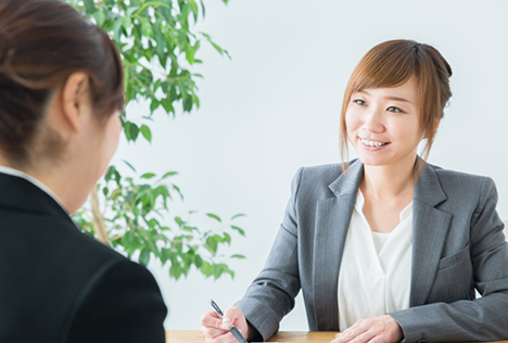 画像：相談する女性