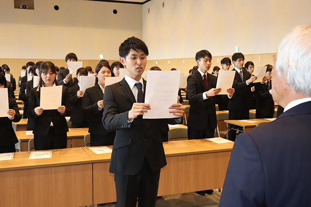 画像：三つの誓いを宣誓する兼石さんら新入職員