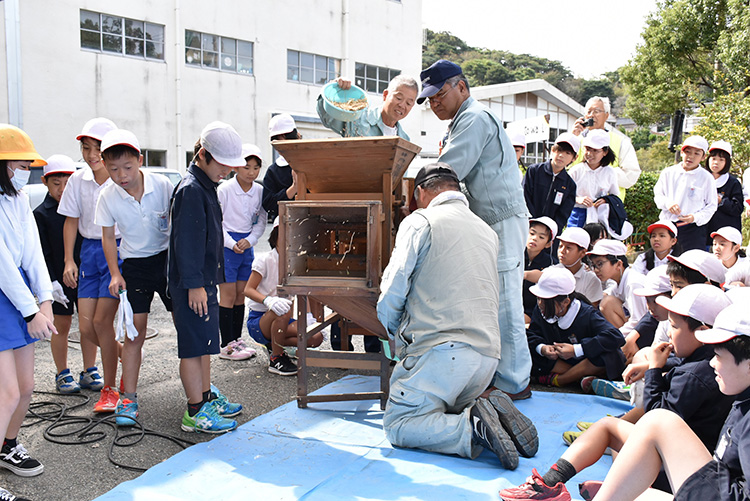 画像：角倉小学校（唐箕実演